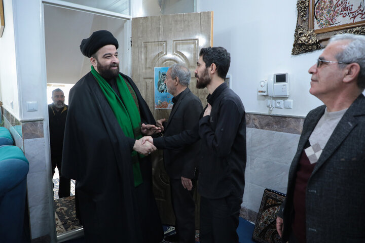 تصاویر/ تکریم خانواده شهیدان مدافع حرم با حضور خادمین حرم حضرت موسی مبرقع(ع)و اهالی رسانه