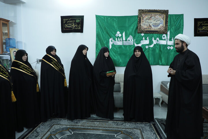 تصاویر/ تکریم خانواده شهیدان مدافع حرم با حضور خادمین حرم حضرت موسی مبرقع(ع)و اهالی رسانه