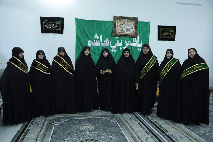 تصاویر/ تکریم خانواده شهیدان مدافع حرم با حضور خادمین حرم حضرت موسی مبرقع(ع)و اهالی رسانه