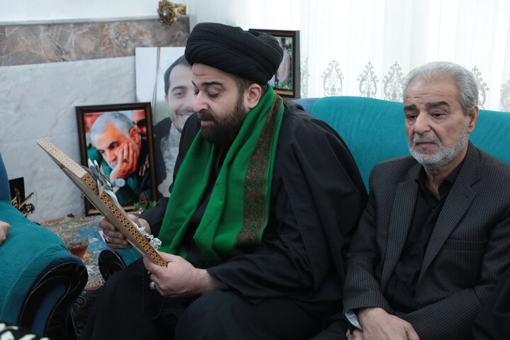 تصاویر/ تکریم خانواده شهیدان مدافع حرم با حضور خادمین حرم حضرت موسی مبرقع(ع)و اهالی رسانه