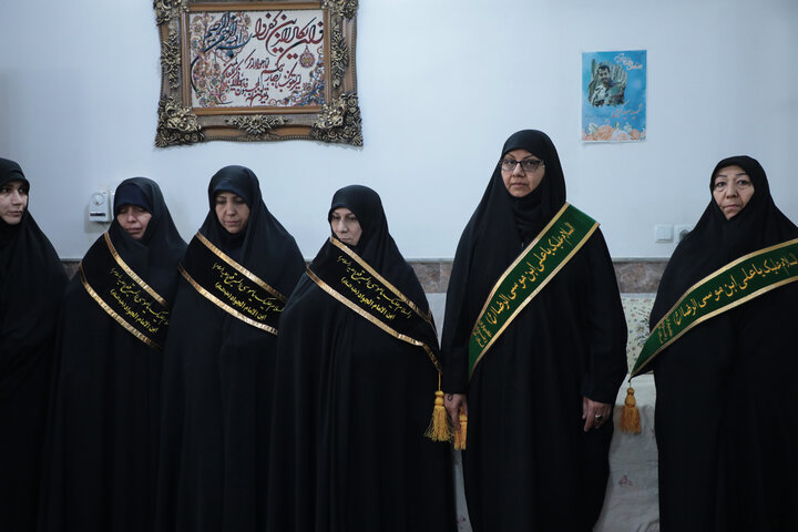 تصاویر/ تکریم خانواده شهیدان مدافع حرم با حضور خادمین حرم حضرت موسی مبرقع(ع)و اهالی رسانه