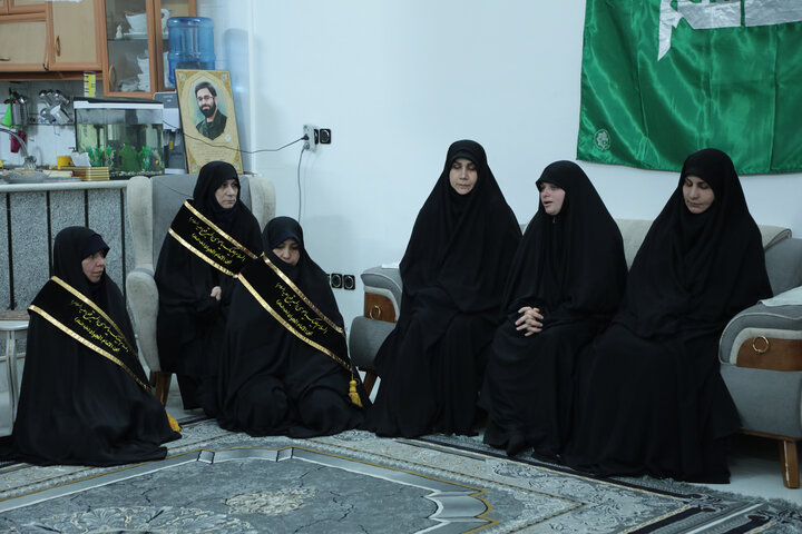 تصاویر/ تکریم خانواده شهیدان مدافع حرم با حضور خادمین حرم حضرت موسی مبرقع(ع)و اهالی رسانه