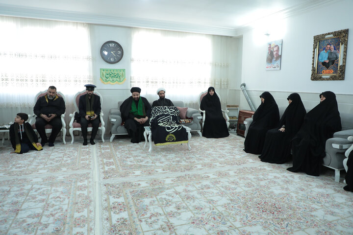 تصاویر/ تکریم خانواده شهیدان مدافع حرم با حضور خادمین حرم حضرت موسی مبرقع(ع)و اهالی رسانه