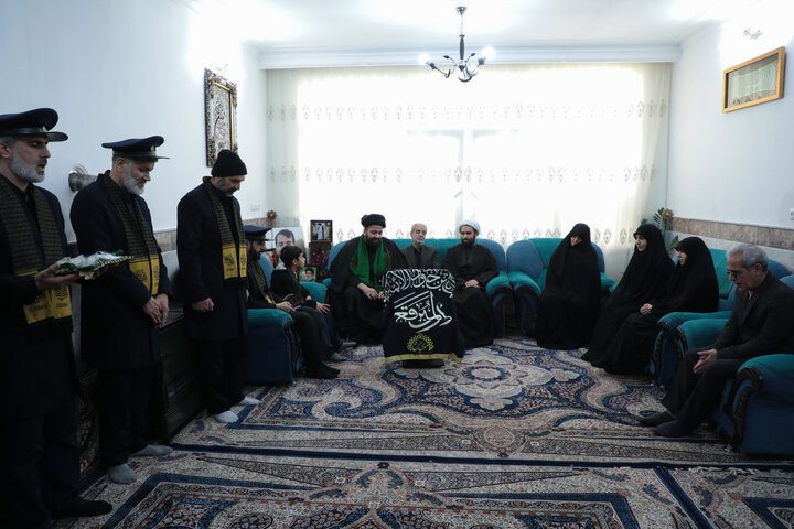 تصاویر/ تکریم خانواده شهیدان مدافع حرم با حضور خادمین حرم حضرت موسی مبرقع(ع)و اهالی رسانه