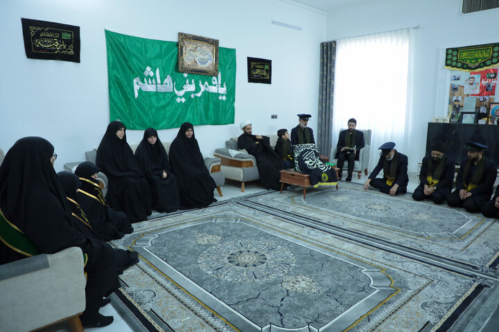تصاویر/ تکریم خانواده شهیدان مدافع حرم با حضور خادمین حرم حضرت موسی مبرقع(ع)و اهالی رسانه