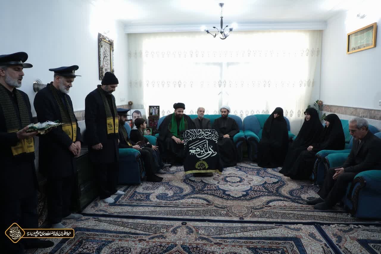 تکریم خانواده شهید سعید کریمی با حضور خادمین حرم حضرت موسی مبرقع(ع) و اهالی رسانه