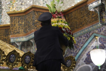 تصاویر/ گل آرایی ضریح حرم حضرت معصومه(س) به مناسبت عید مبعث