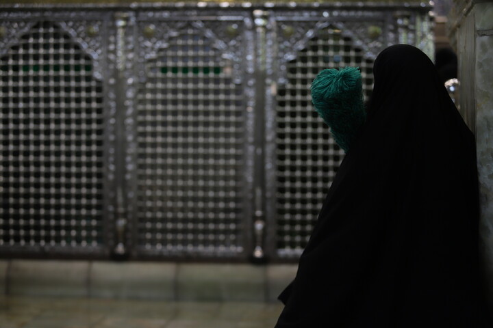 گل آرایی ضریح حرم حضرت معصومه(س) به مناسبت عید مبعث