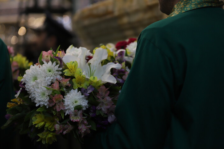 گل آرایی ضریح حرم حضرت معصومه(س) به مناسبت عید مبعث