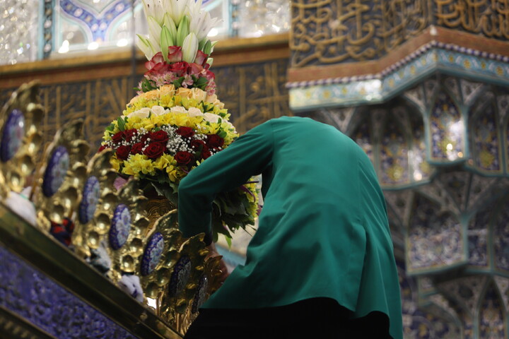 گل آرایی ضریح حرم حضرت معصومه(س) به مناسبت عید مبعث