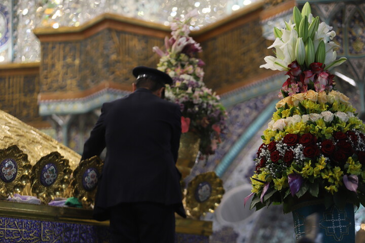 گل آرایی ضریح حرم حضرت معصومه(س) به مناسبت عید مبعث