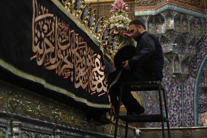 گل آرایی ضریح حرم حضرت معصومه(س) به مناسبت عید مبعث