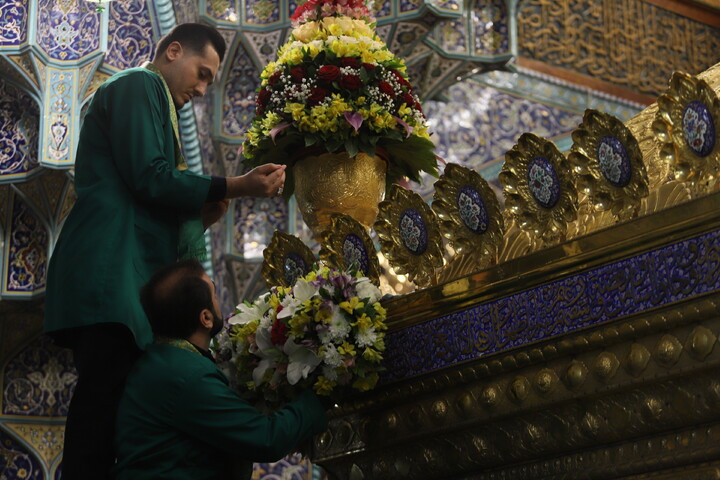 گل آرایی ضریح حرم حضرت معصومه(س) به مناسبت عید مبعث
