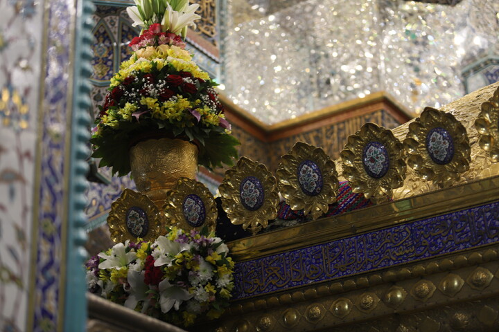 گل آرایی ضریح حرم حضرت معصومه(س) به مناسبت عید مبعث