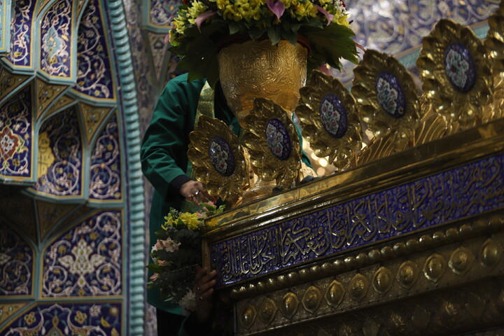 گل آرایی ضریح حرم حضرت معصومه(س) به مناسبت عید مبعث