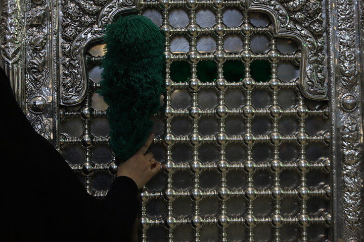 گل آرایی ضریح حرم حضرت معصومه(س) به مناسبت عید مبعث