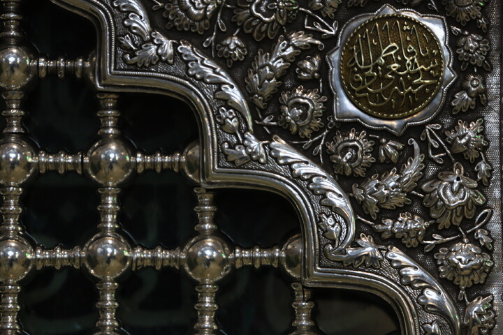 گل آرایی ضریح حرم حضرت معصومه(س) به مناسبت عید مبعث