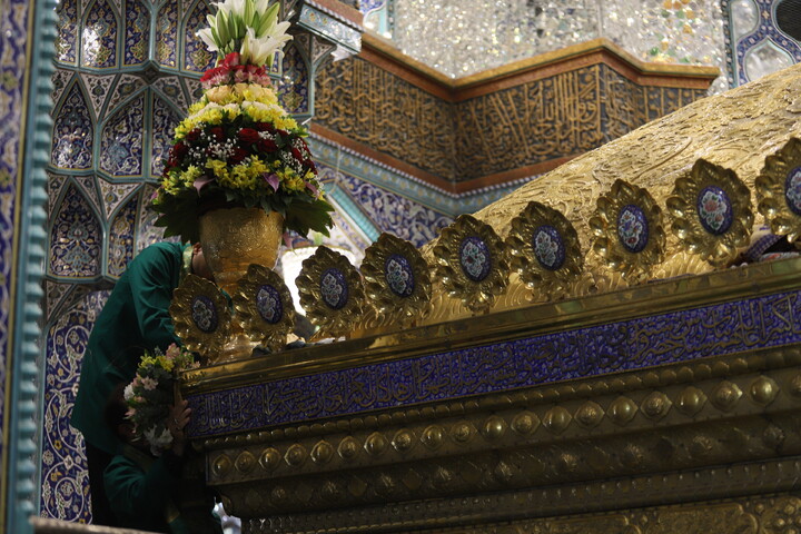گل آرایی ضریح حرم حضرت معصومه(س) به مناسبت عید مبعث