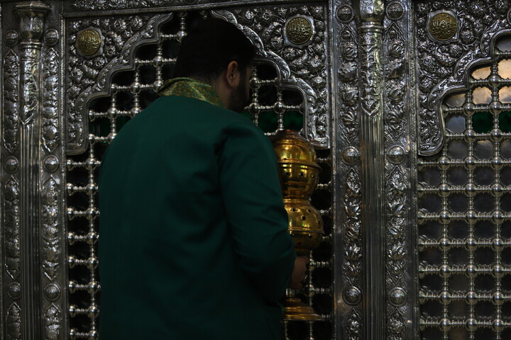 گل آرایی ضریح حرم حضرت معصومه(س) به مناسبت عید مبعث