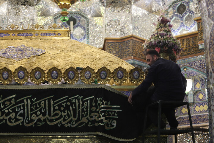 گل آرایی ضریح حرم حضرت معصومه(س) به مناسبت عید مبعث