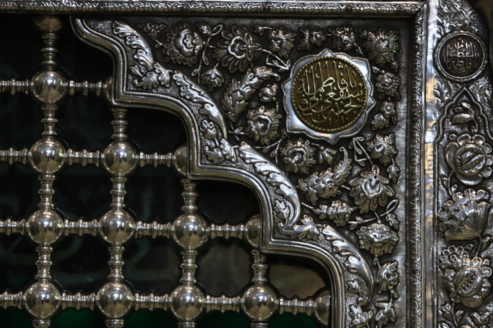 گل آرایی ضریح حرم حضرت معصومه(س) به مناسبت عید مبعث