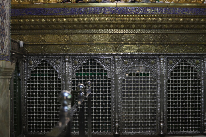 گل آرایی ضریح حرم حضرت معصومه(س) به مناسبت عید مبعث