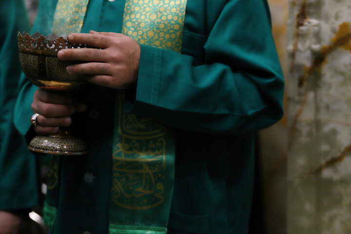 گل آرایی ضریح حرم حضرت معصومه(س) به مناسبت عید مبعث