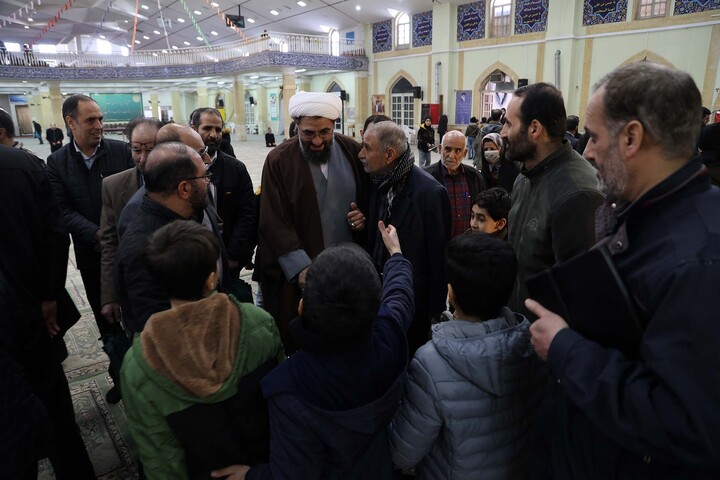 تصاویر / گفت و گوی امام جمعه همدان نمازگزاران