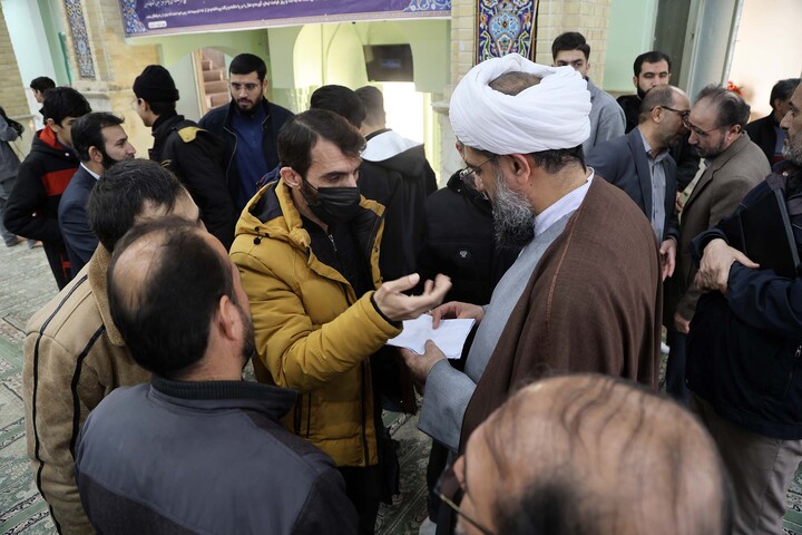 تصاویر / گفت و گوی امام جمعه همدان نمازگزاران