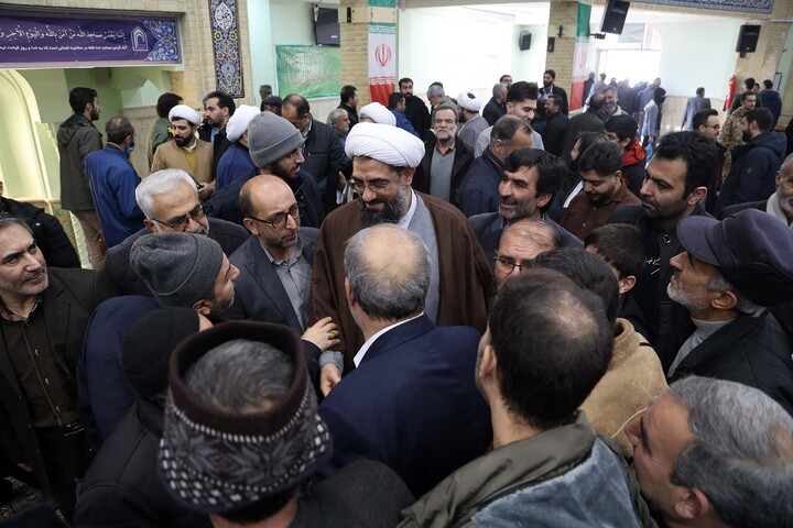 تصاویر / گفت و گوی امام جمعه همدان نمازگزاران