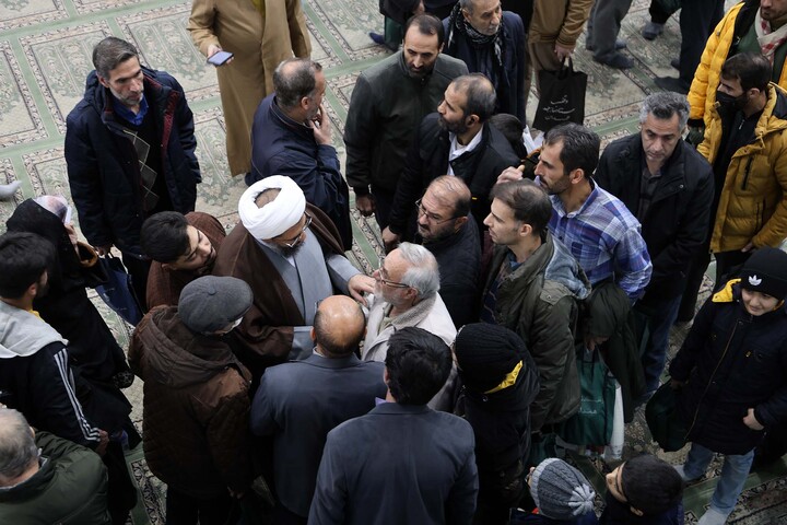 تصاویر / گفت و گوی امام جمعه همدان نمازگزاران