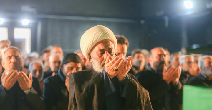 تصاویر/ اقامه باشکوه نماز جمعه پرند در مسجد سوخته در آتش کینه اغتشاشگران