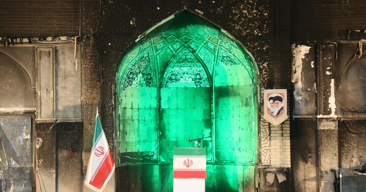 تصاویر/ اقامه باشکوه نماز جمعه پرند در مسجد سوخته در آتش کینه اغتشاشگران