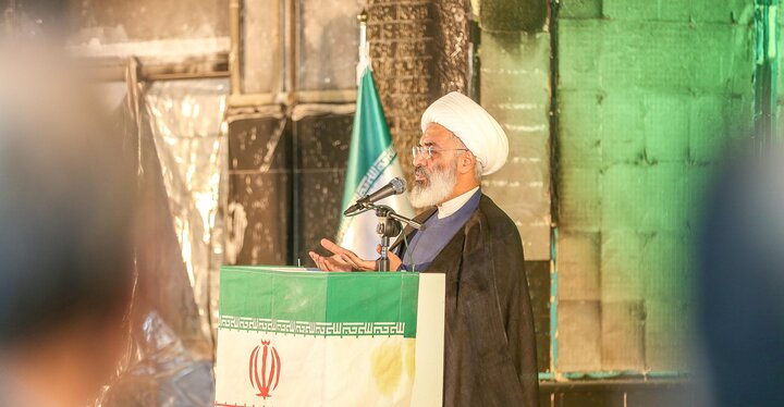 تصاویر/ اقامه باشکوه نماز جمعه پرند در مسجد سوخته در آتش کینه اغتشاشگران