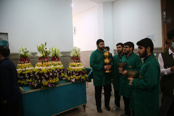 ضريح السيدة فاطمة المعصومة (عليها السلام) يتزيّن بأزهار البهجة والسرور، إحياءً لذكرى مبعث النبي الآكرم (صلى الله عليه وآله)