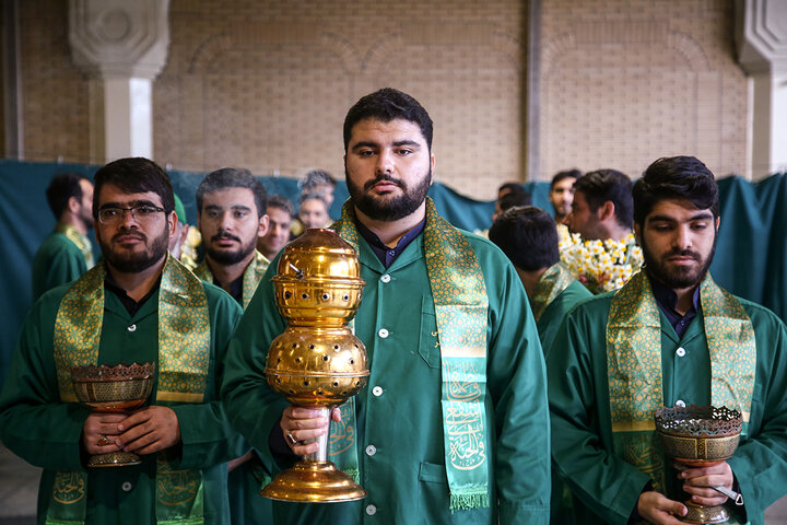ضريح السيدة فاطمة المعصومة (عليها السلام) يتزيّن بأزهار البهجة والسرور، إحياءً لذكرى مبعث النبي الآكرم (صلى الله عليه وآله)