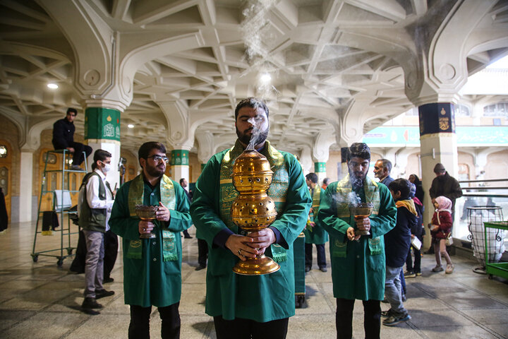 ضريح السيدة فاطمة المعصومة (عليها السلام) يتزيّن بأزهار البهجة والسرور، إحياءً لذكرى مبعث النبي الآكرم (صلى الله عليه وآله)
