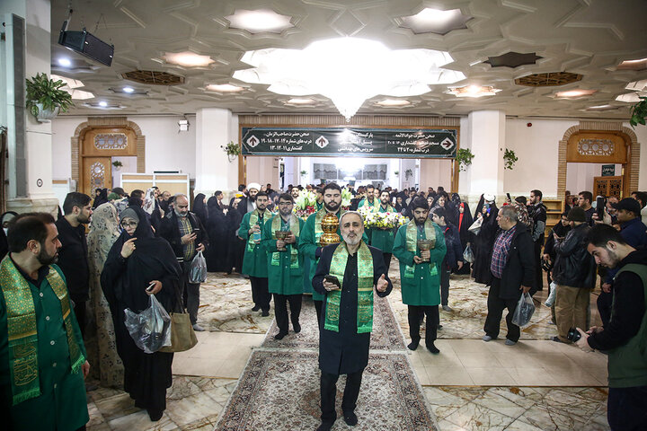 ضريح السيدة فاطمة المعصومة (عليها السلام) يتزيّن بأزهار البهجة والسرور، إحياءً لذكرى مبعث النبي الآكرم (صلى الله عليه وآله)