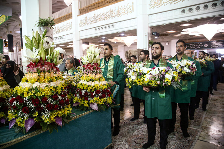 ضريح السيدة فاطمة المعصومة (عليها السلام) يتزيّن بأزهار البهجة والسرور، إحياءً لذكرى مبعث النبي الآكرم (صلى الله عليه وآله)