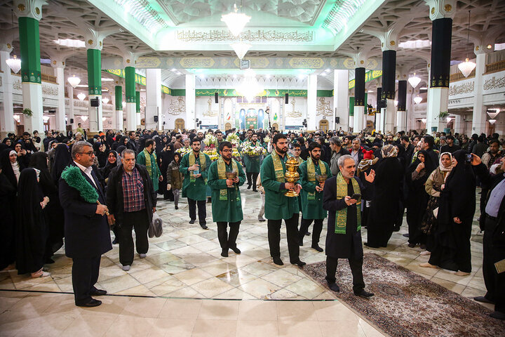 ضريح السيدة فاطمة المعصومة (عليها السلام) يتزيّن بأزهار البهجة والسرور، إحياءً لذكرى مبعث النبي الآكرم (صلى الله عليه وآله)