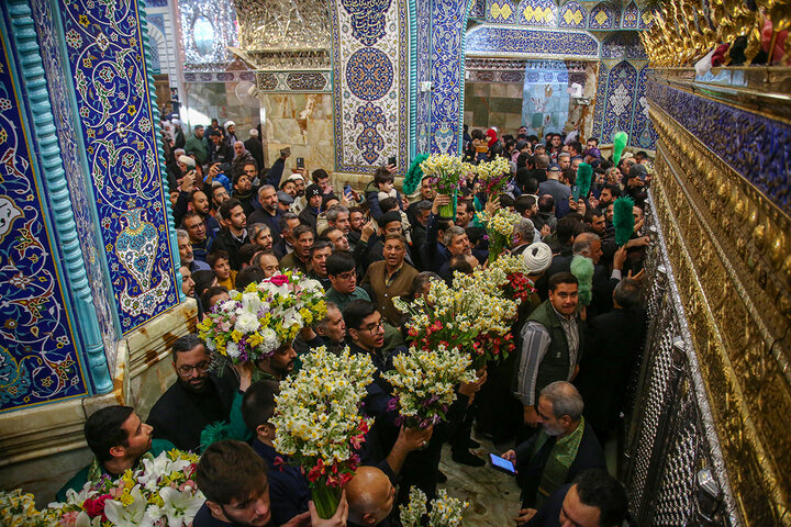 ضريح السيدة فاطمة المعصومة (عليها السلام) يتزيّن بأزهار البهجة والسرور، إحياءً لذكرى مبعث النبي الآكرم (صلى الله عليه وآله)