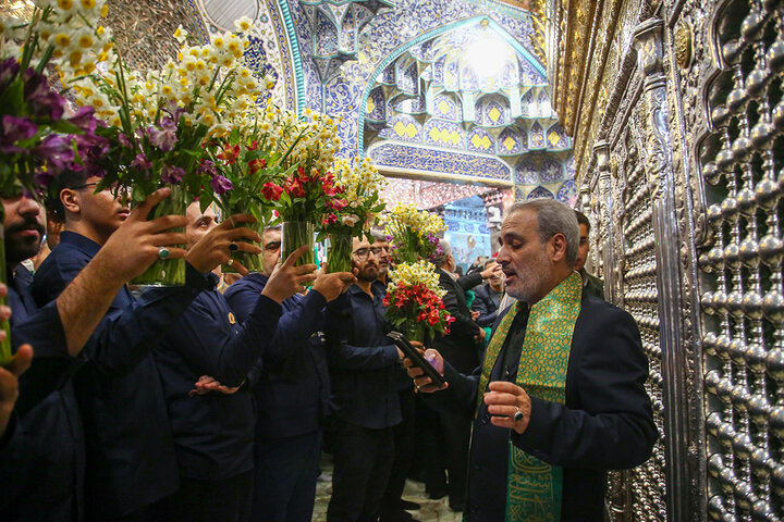 ضريح السيدة فاطمة المعصومة (عليها السلام) يتزيّن بأزهار البهجة والسرور، إحياءً لذكرى مبعث النبي الآكرم (صلى الله عليه وآله)