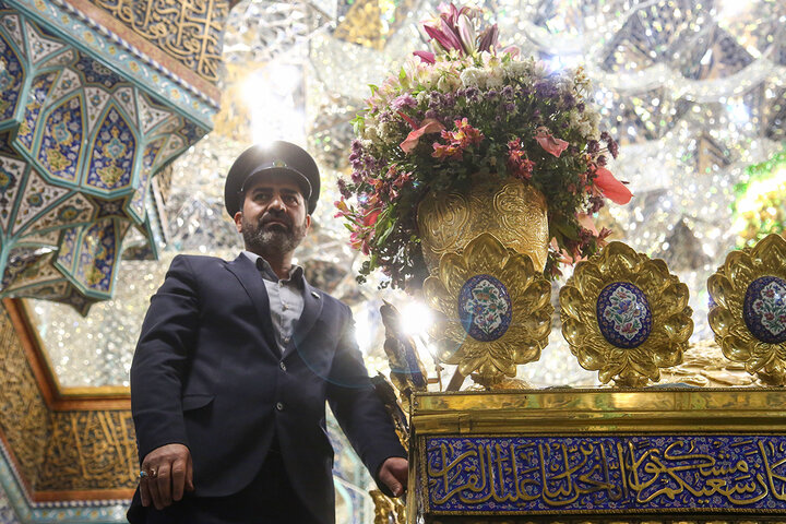ضريح السيدة فاطمة المعصومة (عليها السلام) يتزيّن بأزهار البهجة والسرور، إحياءً لذكرى مبعث النبي الآكرم (صلى الله عليه وآله)