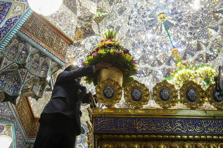 ضريح السيدة فاطمة المعصومة (عليها السلام) يتزيّن بأزهار البهجة والسرور، إحياءً لذكرى مبعث النبي الآكرم (صلى الله عليه وآله)