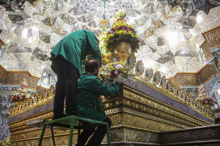ضريح السيدة فاطمة المعصومة (عليها السلام) يتزيّن بأزهار البهجة والسرور، إحياءً لذكرى مبعث النبي الآكرم (صلى الله عليه وآله)