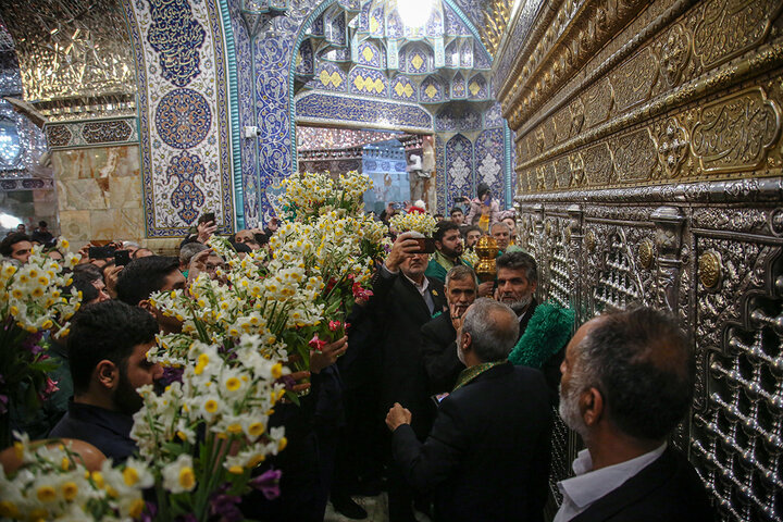 ضريح السيدة فاطمة المعصومة (عليها السلام) يتزيّن بأزهار البهجة والسرور، إحياءً لذكرى مبعث النبي الآكرم (صلى الله عليه وآله)