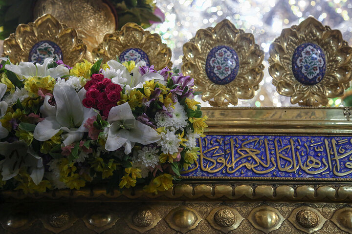 ضريح السيدة فاطمة المعصومة (عليها السلام) يتزيّن بأزهار البهجة والسرور، إحياءً لذكرى مبعث النبي الآكرم (صلى الله عليه وآله)
