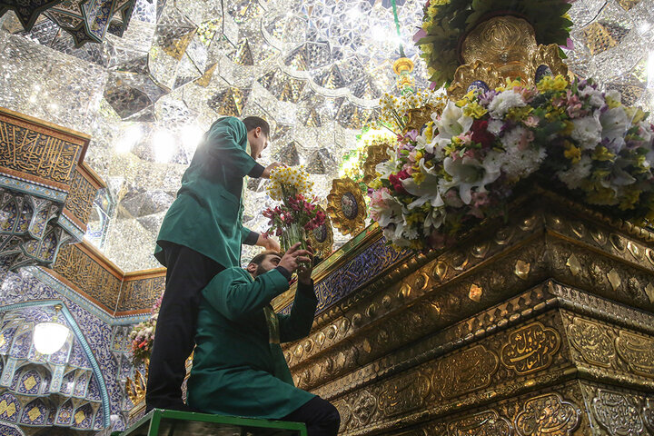 ضريح السيدة فاطمة المعصومة (عليها السلام) يتزيّن بأزهار البهجة والسرور، إحياءً لذكرى مبعث النبي الآكرم (صلى الله عليه وآله)