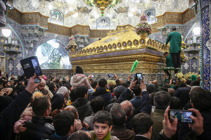 ضريح السيدة فاطمة المعصومة (عليها السلام) يتزيّن بأزهار البهجة والسرور، إحياءً لذكرى مبعث النبي الآكرم (صلى الله عليه وآله)