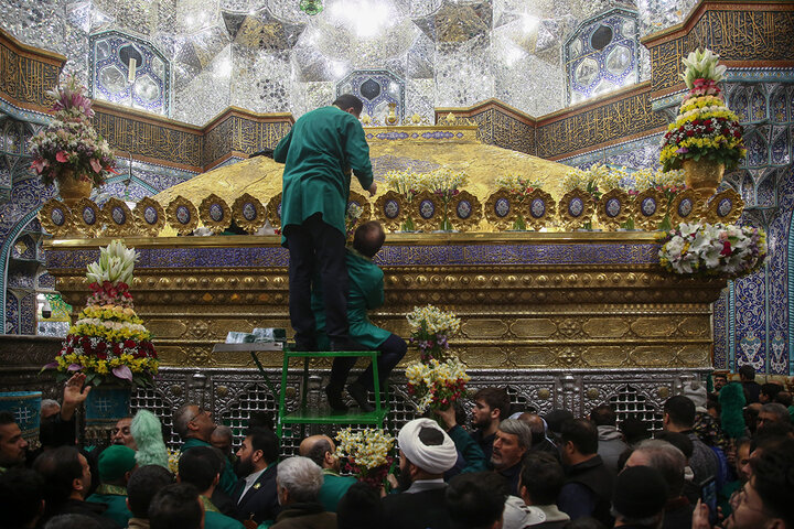 ضريح السيدة فاطمة المعصومة (عليها السلام) يتزيّن بأزهار البهجة والسرور، إحياءً لذكرى مبعث النبي الآكرم (صلى الله عليه وآله)